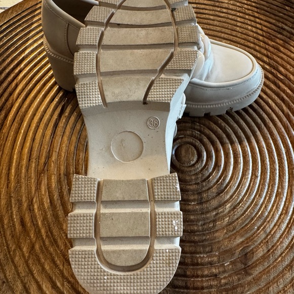 Steve Madden Ivory Loafers with Chunky Chain - Picture 3 of 3